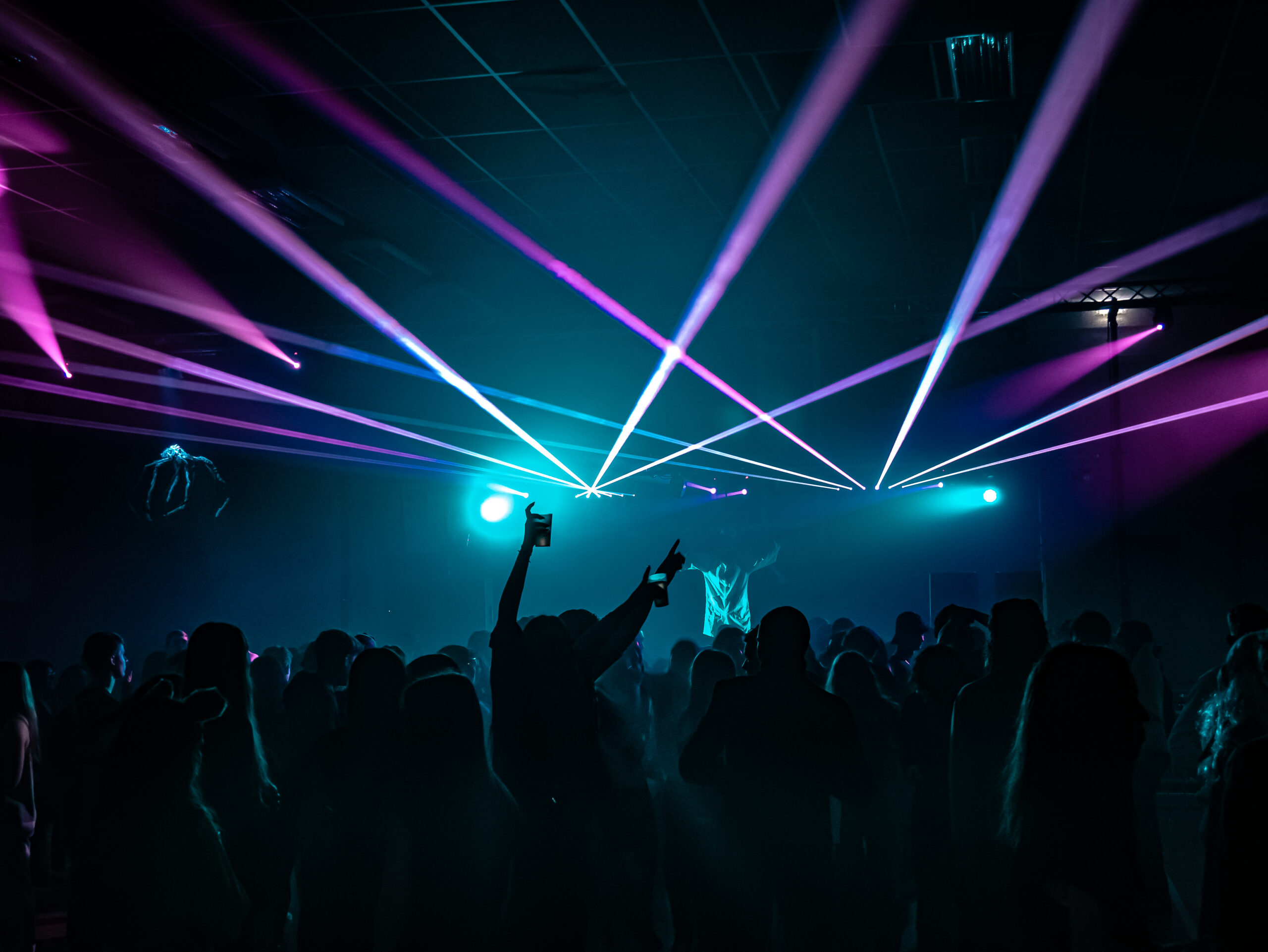 Photographe soirée : club et événementiel Photo de soirée festive dans un club / boite de nuit avec lumière et DJ capturée par Romain MOSER Sulka AV pour Eastcorp