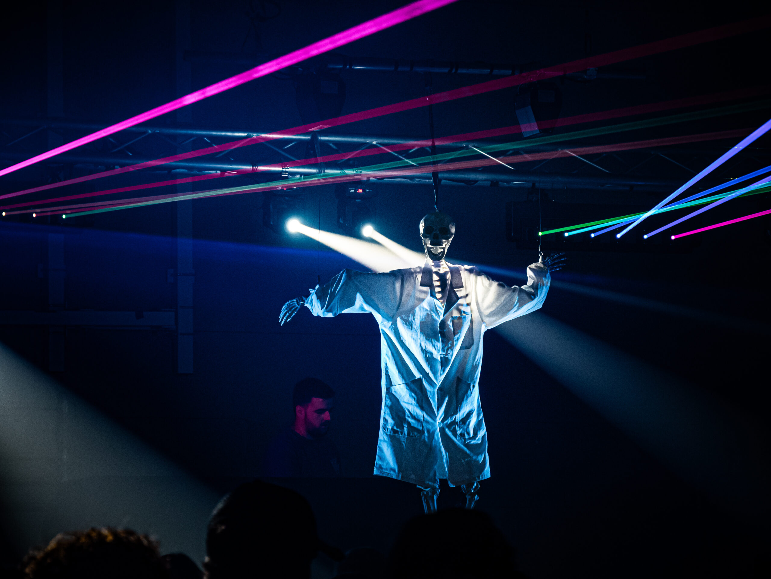 Photographie soirée halloween Photographie soirée club et boite de nuit déguisée à thème halloween avec squelette photographiée par Romain MOSER Sulka AV pour Eastcorp