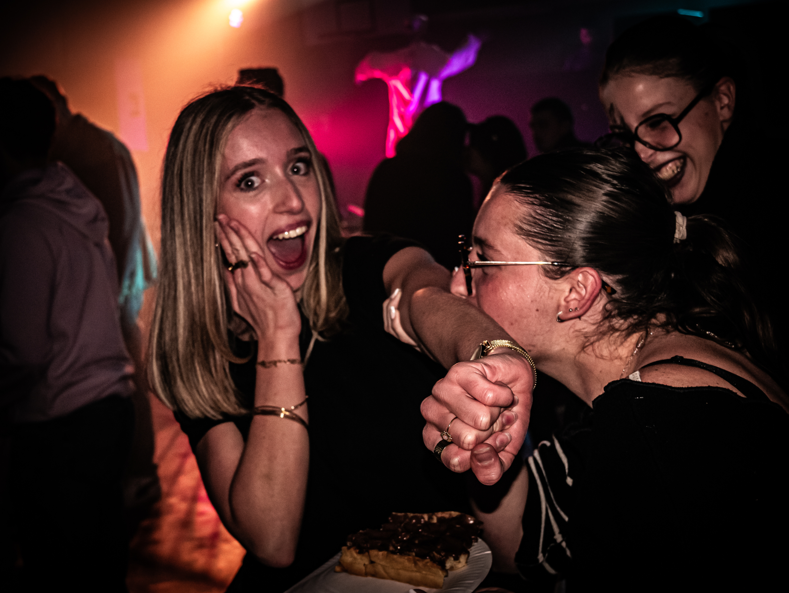 Filles en soirée boite de nuit