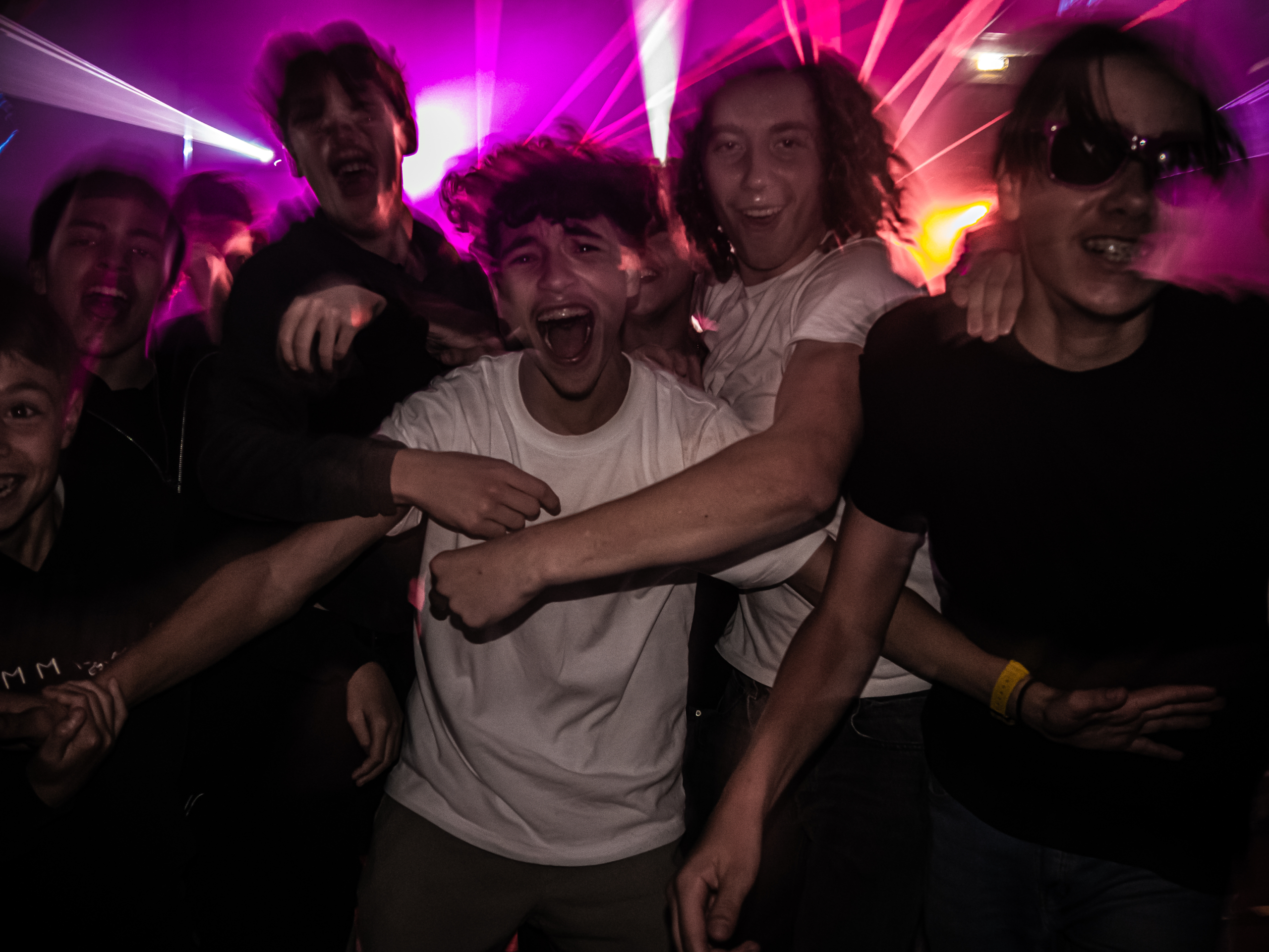 Groupe d'ami en soirée Photographie club et bal pour Eastcorp par Romain MOSER Sulka AV